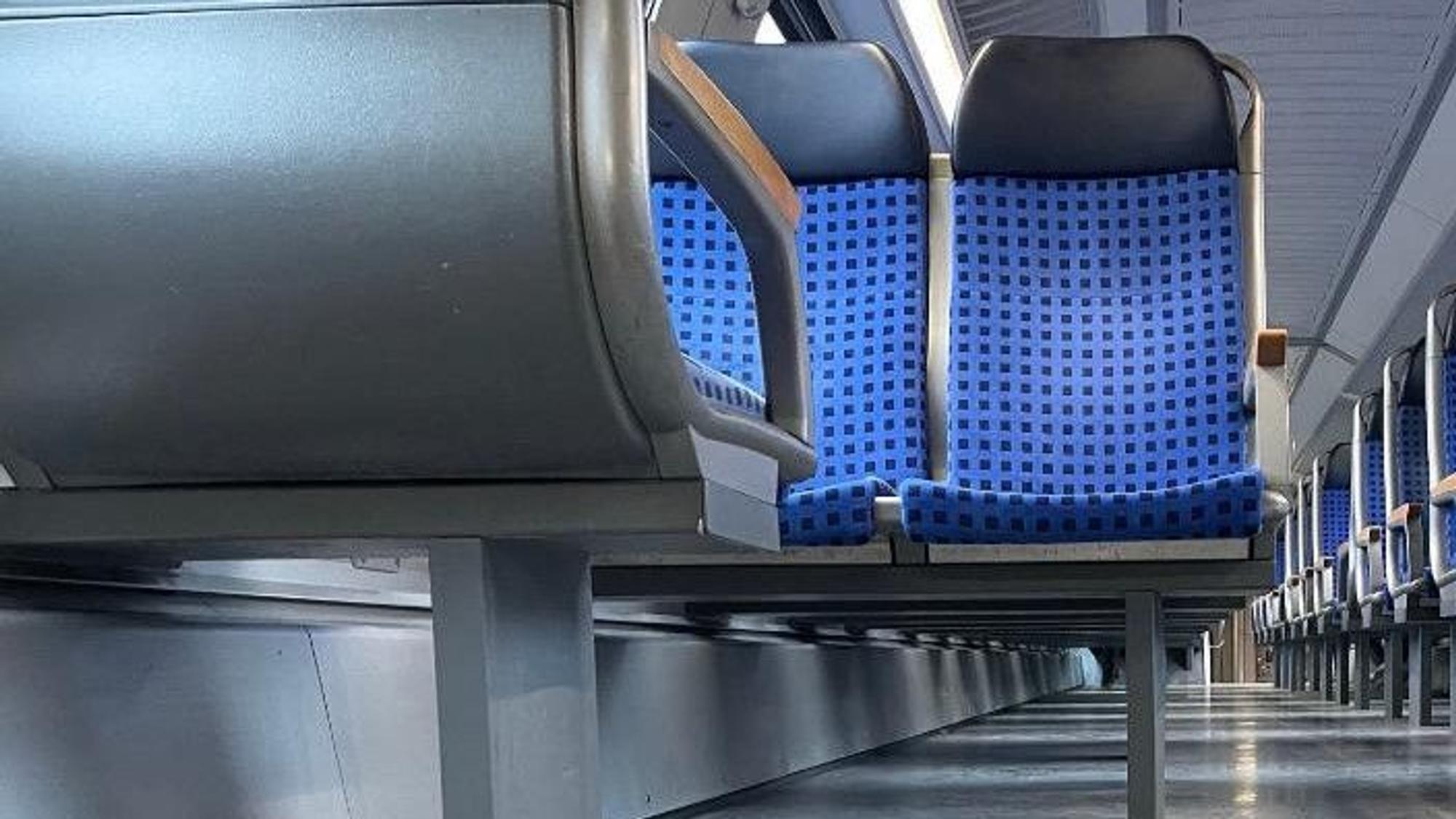 Ein Blick ins Innere eines Bahnwaggons.