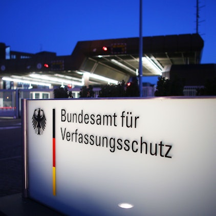 Der Eingang zum Gebäude des Bundesverfassungsschutzes in Köln-Chorweiler. Eine zwölfköpfige Gruppe AfD-naher Beamter soll sich regelmäßig in zu geheimen Stammtischen getroffen haben. (Archivbild)