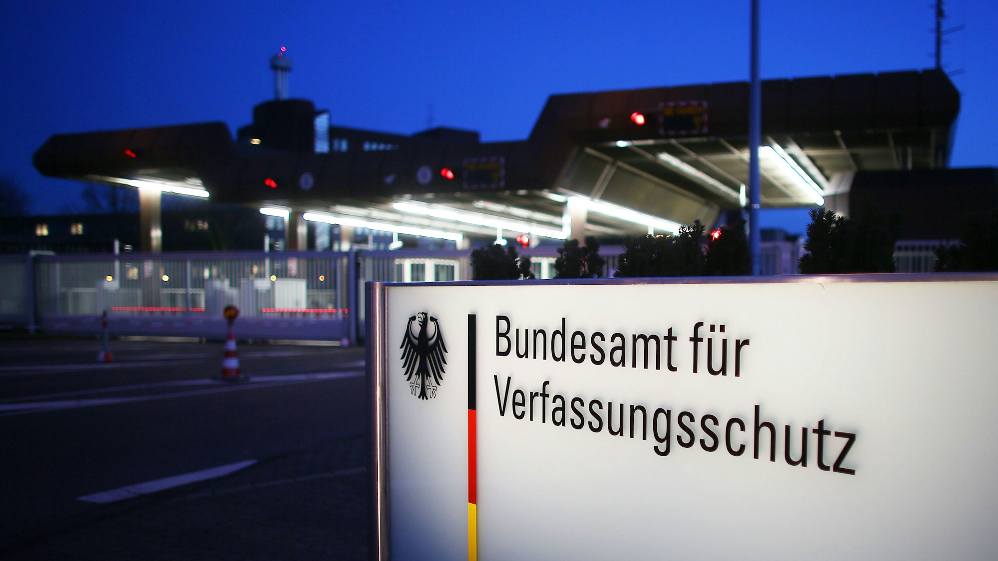 Der Eingang zum Gebäude des Bundesverfassungsschutzes in Köln-Chorweiler. Eine zwölfköpfige Gruppe AfD-naher Beamter soll sich regelmäßig in zu geheimen Stammtischen getroffen haben. (Archivbild)