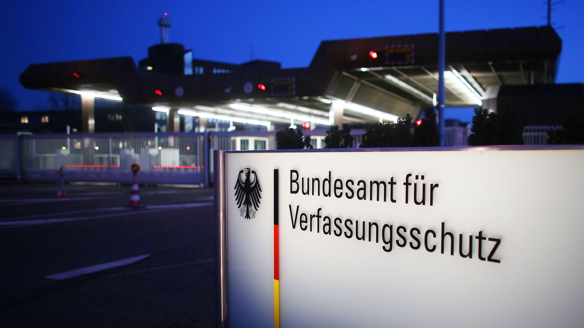 Ein Schild weist den Weg zum Bundesamt für Verfassungsschutz.