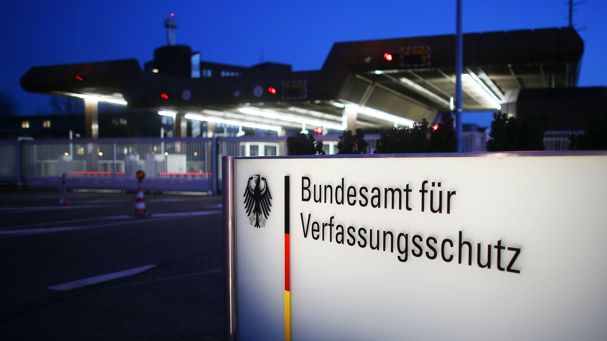 Ein Schild weist den Weg zum Bundesamt für Verfassungsschutz.