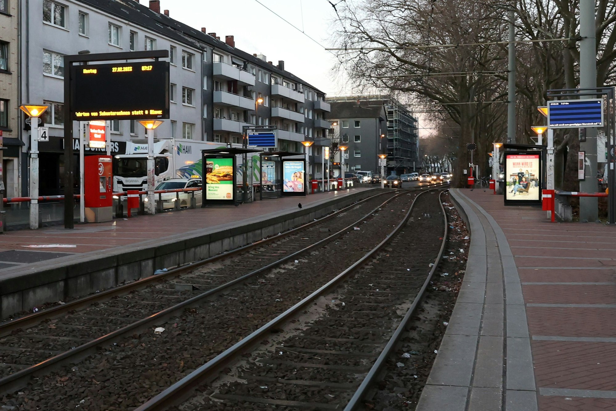 Leere Haltestelle mit leerer Anzeigetafel