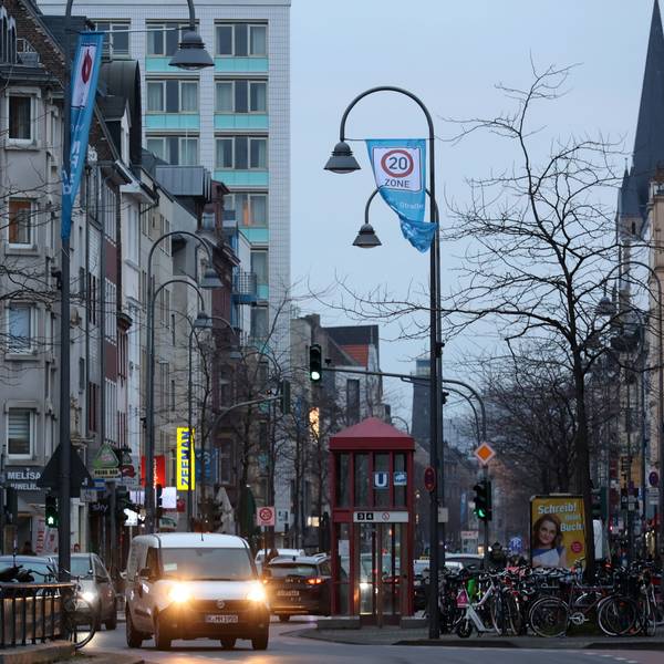 Die Venloer Straße in Köln-Ehrenfeld in der Dämmerung