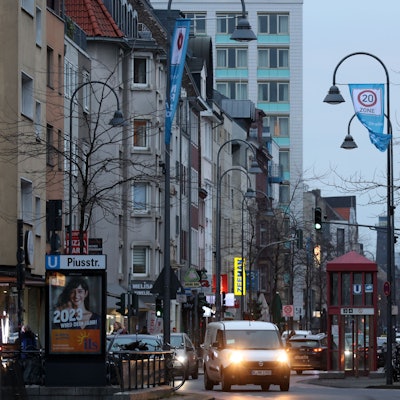 Die Venloer Straße in Köln-Ehrenfeld in der Dämmerung