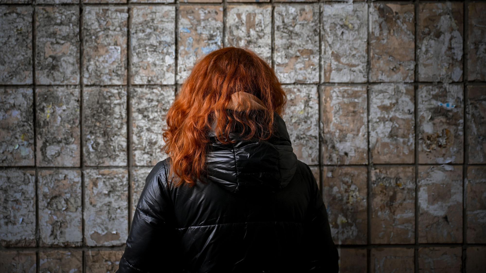 Die 43-jährige Tetiana in der Nähe ihres Hauses in Kiew