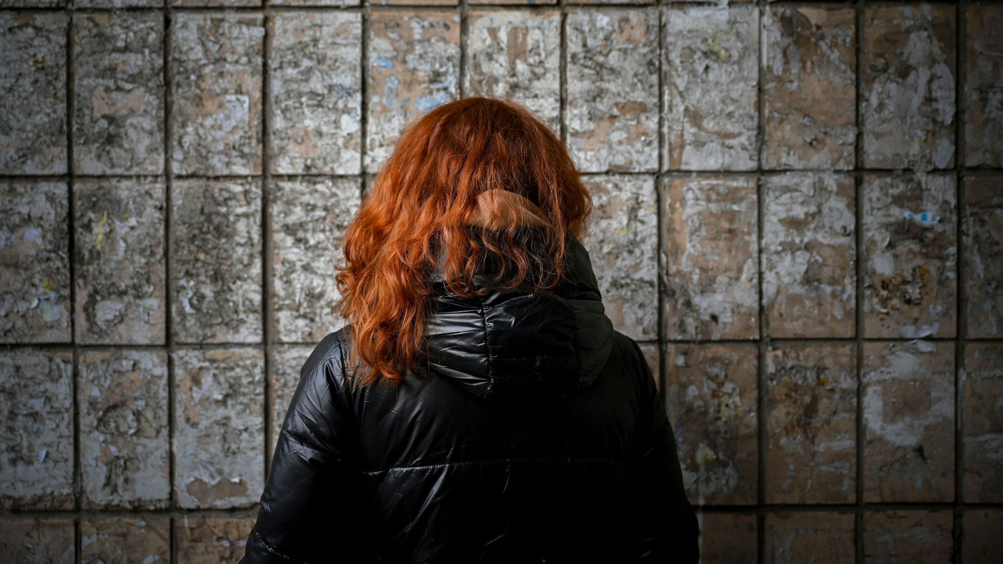 Die 43-jährige Tetiana in der Nähe ihres Hauses in Kiew