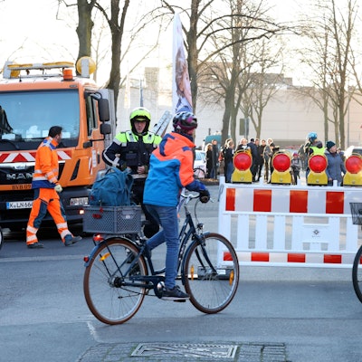 Absperrung vor einer Kölner Grundschule