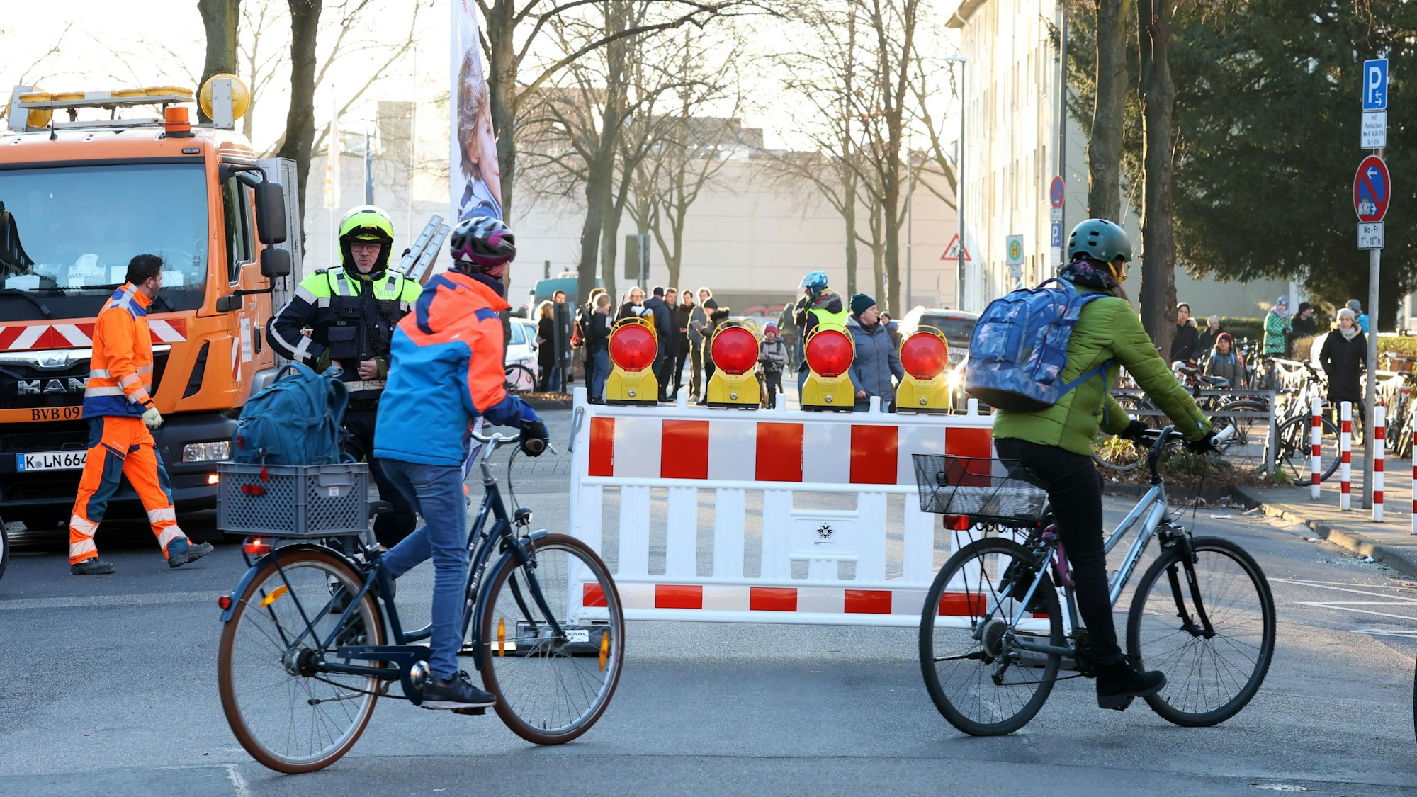 Absperrung vor einer Kölner Grundschule
