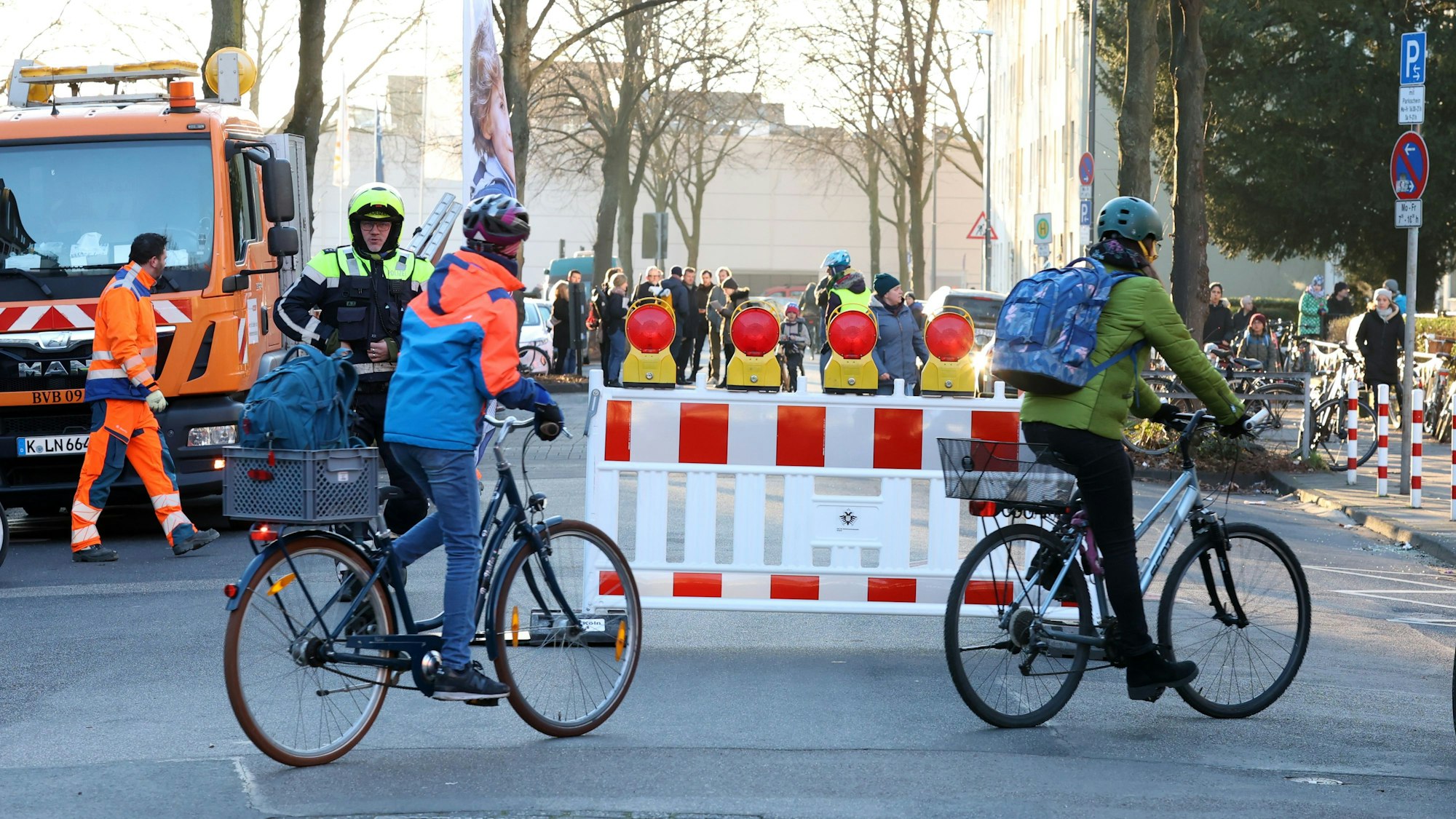 27.02.2023
Köln:
Sicher zum Unterricht - Dezernat für Mobilität startet Pilotprojekt Schulstraße in der Lindenbornstraße (Vincenz-Statz-Grundschule)
Foto:Martina Goyert