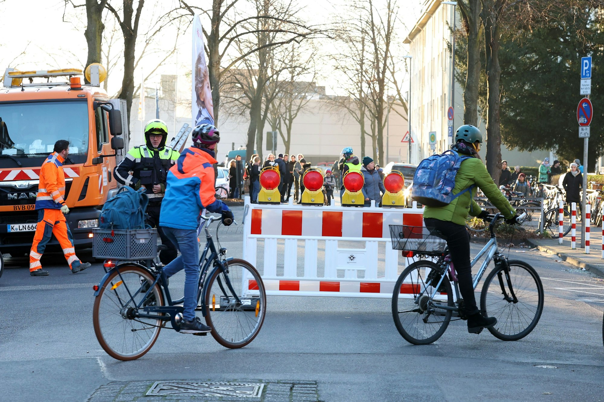 Kinder mit dem Rad auf dem Weg zur Schule.