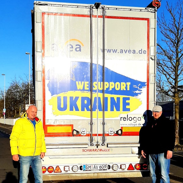 Christian Albracht (rechts) und Raphael Glück vor dem Hilfstransporter.