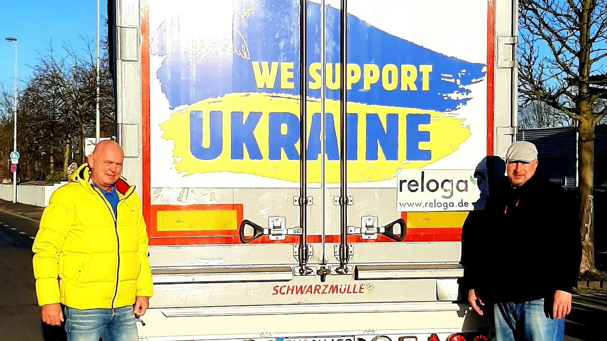 Christian Albracht (rechts) und Raphael Glück vor dem Hilfstransporter.