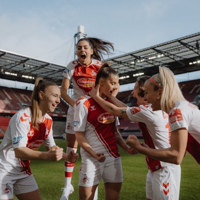 Die Fußballerinnen des 1. FC Köln jubeln in Müngersdorf
