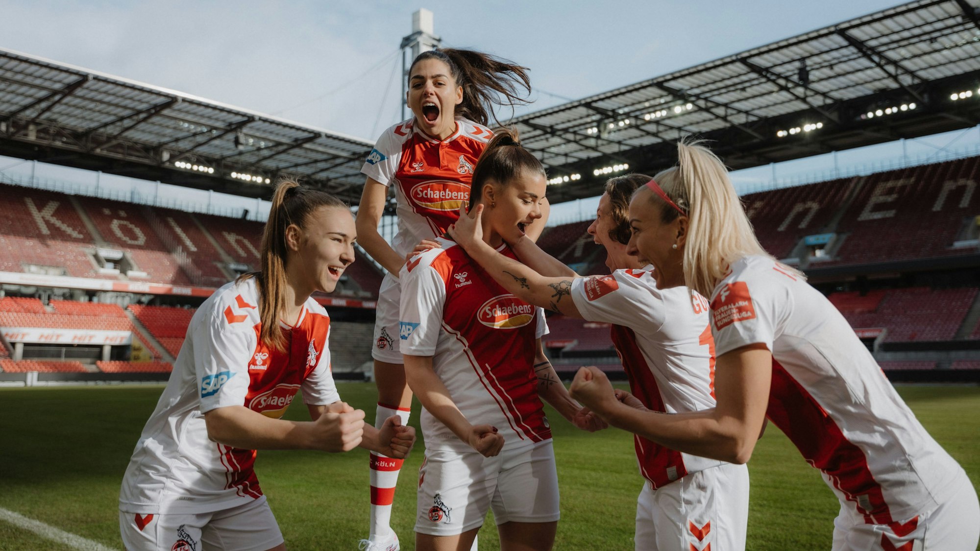 Die Fußballerinnen des 1. FC Köln jubeln in Müngersdorf