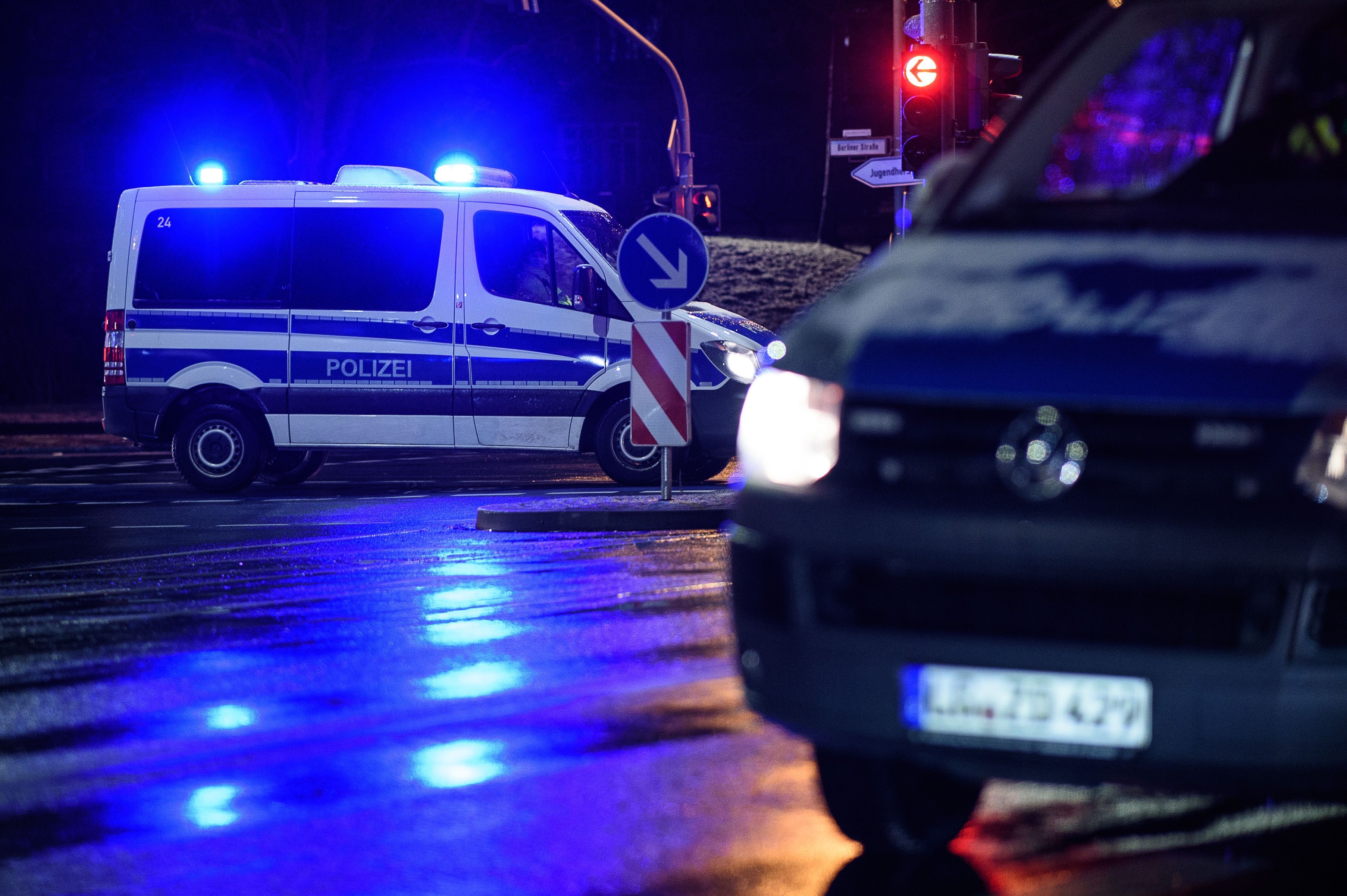 Einsatzfahrzeuge der Polizei sperren einen Einsatzort. Bei dem Wagen im Hintergrund ist das Blaulicht eingeschaltet. (Symbolbild)