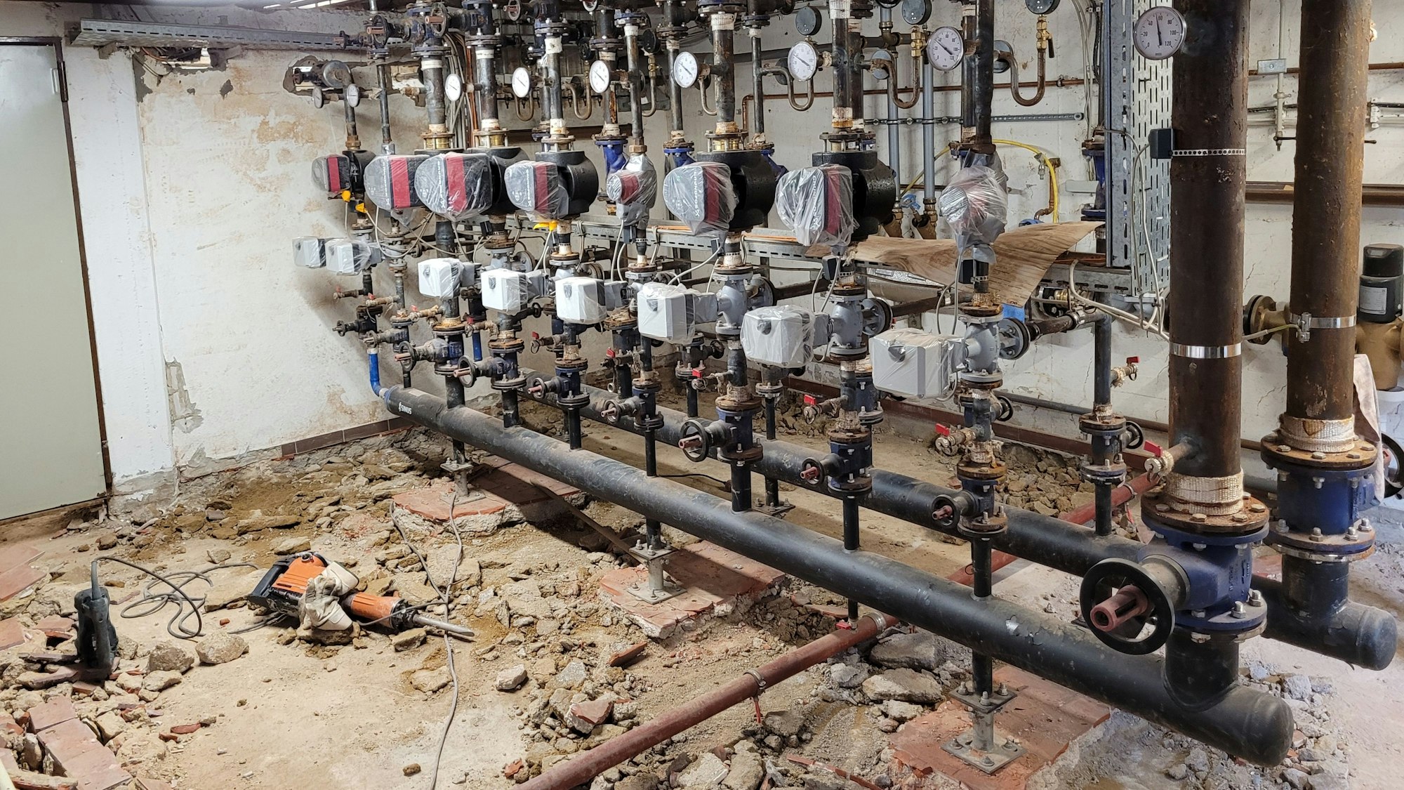 Sanierung Grundschule Kall, die Heizungsverteilung muss zum Teil noch erneuert werden.