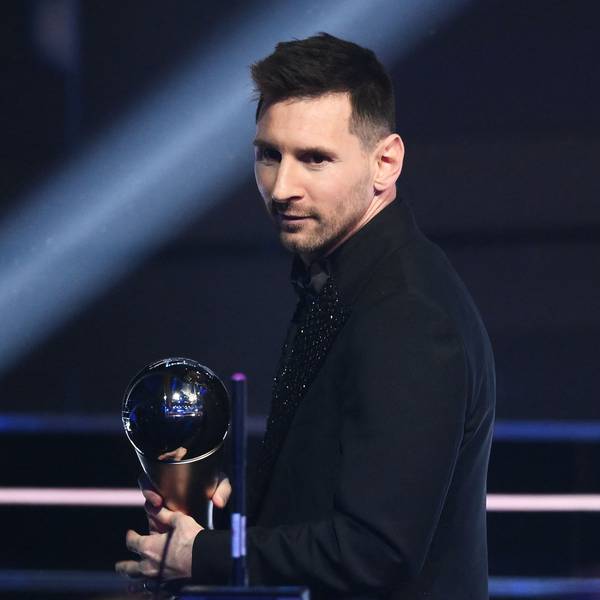 Lionel Messi mit seiner Trophäe zum Weltfußballer 2022.