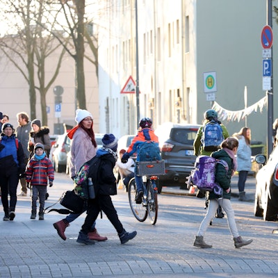 Kinder auf dem Weg zur Grundschule