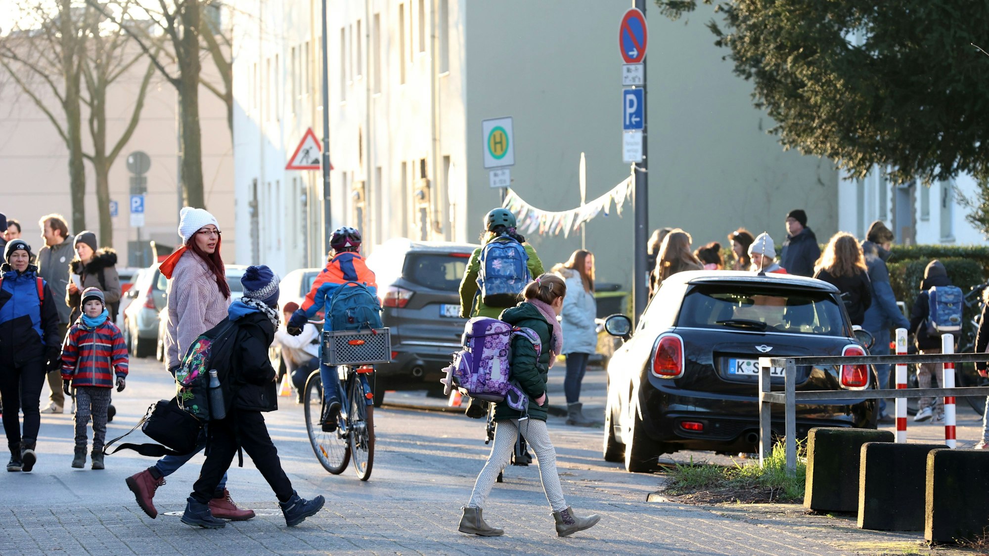 Kinder auf dem Weg zur Grundschule