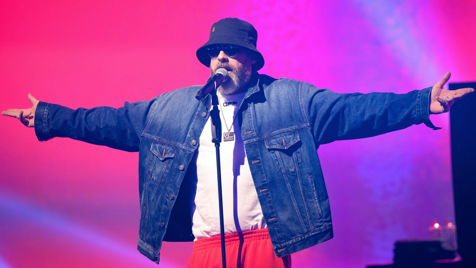 Rapper Sido gestikuliert während seines Überraschungskonzerts auf dem Digital-Festival OMR.