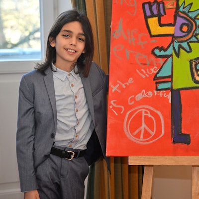 Mikail Akar steht neben einem seiner Werke.