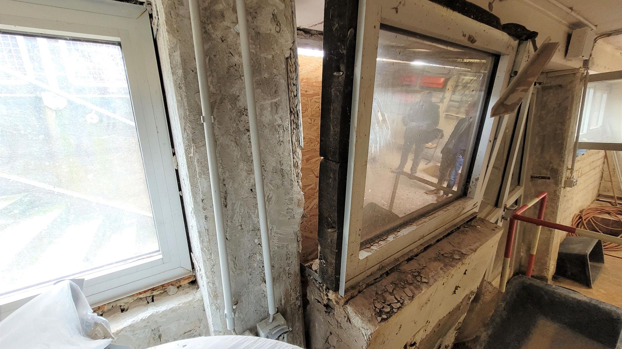Sanierung Grundschule Kall, Wand und Fenster im Keller eingedrückt vom Wasser.