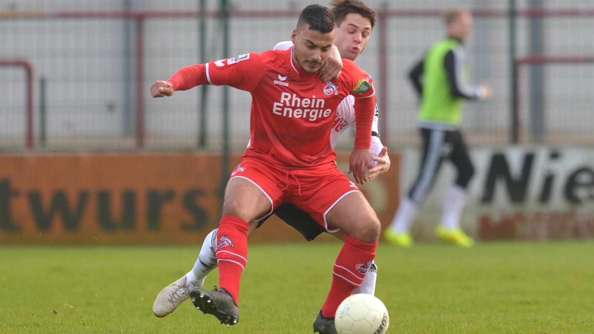 13.02.2016, Fussball, Regionalliga West, Saison 2015/2016, 23. Spieltag, Stadion an der Poststraße, Verl SC Verl - 1. FC Köln U23 2 : 0 Fabian Großeschallau (SC Verl, rechts) gegen Anil Capkin (1.FC Köln U23), Aktion, Duell, Zweikampf, Quer
13 02 2016 Football third division West Season 2015 2016 23 Matchday Stadium to the Post Street Univ SC Univ 1 FC Cologne U23 2 0 Fabian Großeschallau SC Univ right against Anil Capkin 1 FC Cologne U23 Action shot Duel duel horizontal