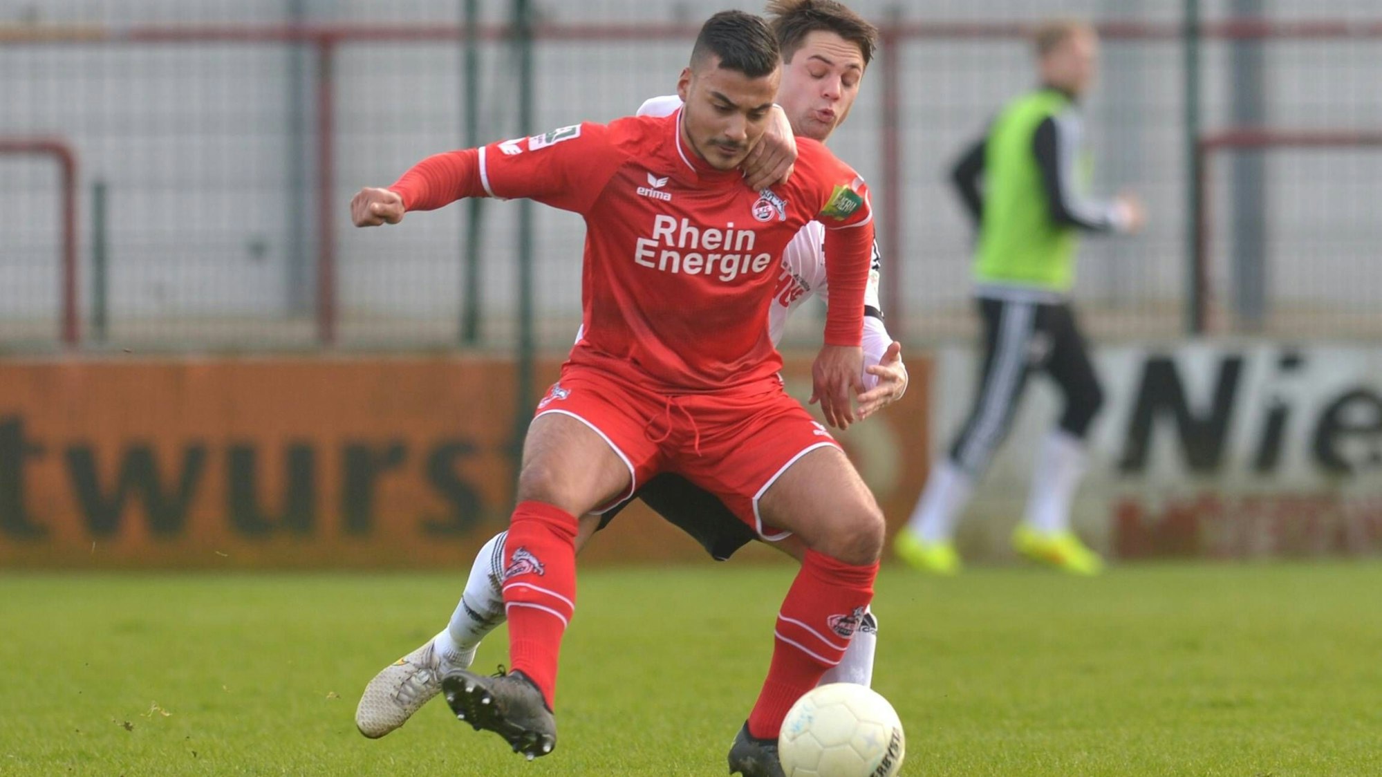13.02.2016, Fussball, Regionalliga West, Saison 2015/2016, 23. Spieltag, Stadion an der Poststraße, Verl SC Verl - 1. FC Köln U23 2 : 0 Fabian Großeschallau (SC Verl, rechts) gegen Anil Capkin (1.FC Köln U23), Aktion, Duell, Zweikampf, Quer
13 02 2016 Football third division West Season 2015 2016 23 Matchday Stadium to the Post Street Univ SC Univ 1 FC Cologne U23 2 0 Fabian Großeschallau SC Univ right against Anil Capkin 1 FC Cologne U23 Action shot Duel duel horizontal