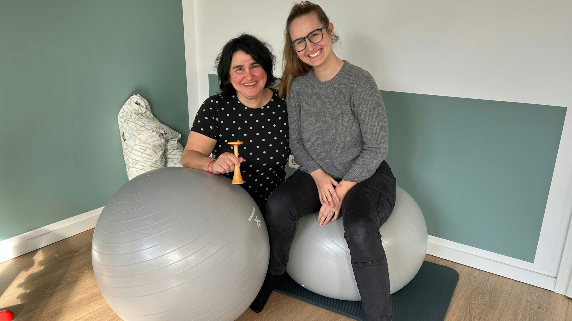 Hebamme Emine Bodenstein und Hebammen-Studentin Lena Meeske