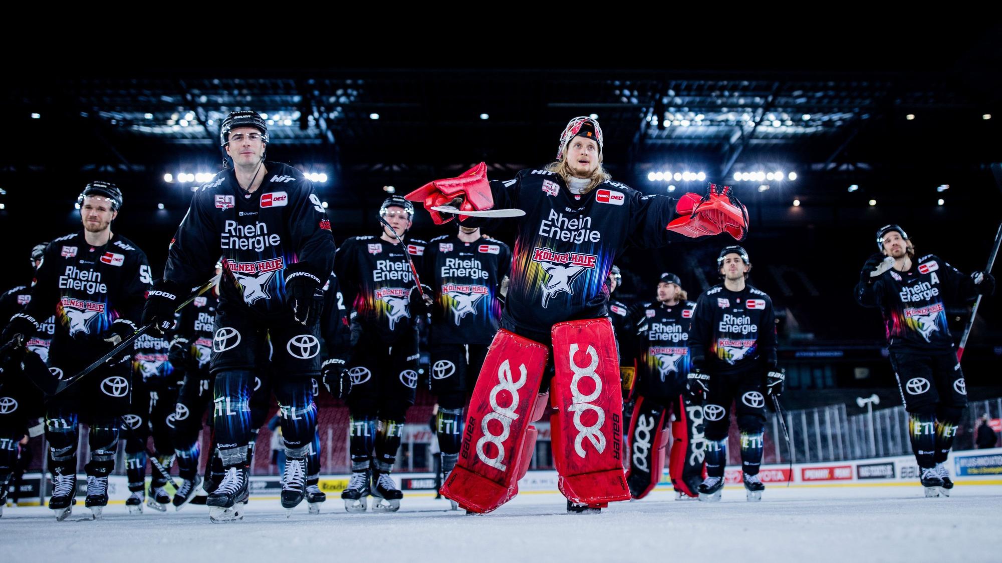 Haie-Keeper Mirko Pantkowski steht auf dem Eis.