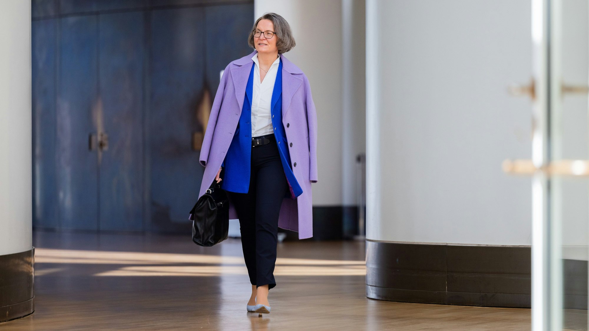 Düsseldorf: Ina Scharrenbach (CDU), Bau- und Kommunalministerin von Nordrhein-Westfalen, kommt als Zeugin zum Untersuchungsausschuss "Hochwasserkatastrophe" in den Landtag.