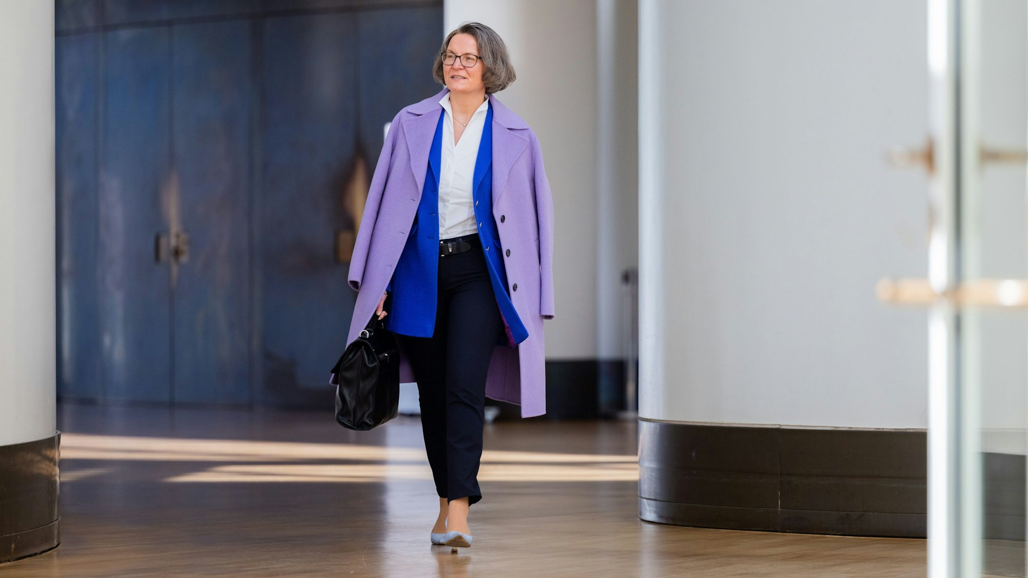 Düsseldorf: Ina Scharrenbach (CDU), Bau- und Kommunalministerin von Nordrhein-Westfalen, kommt als Zeugin zum Untersuchungsausschuss "Hochwasserkatastrophe" in den Landtag.