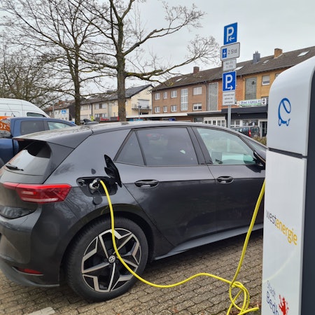 Das Foto zeigt eine Ladesäule in Kaster.