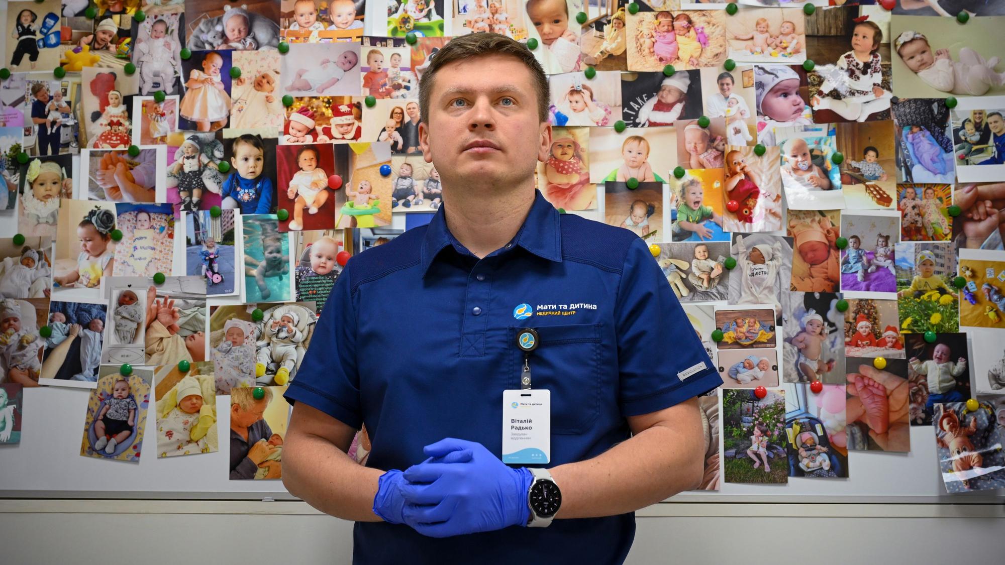Der Gynäkologe Witali Radko posiert vor „seinen Kindern“. Er hat mehr als 1000 Paaren geholfen, ein Kind zu bekommen.