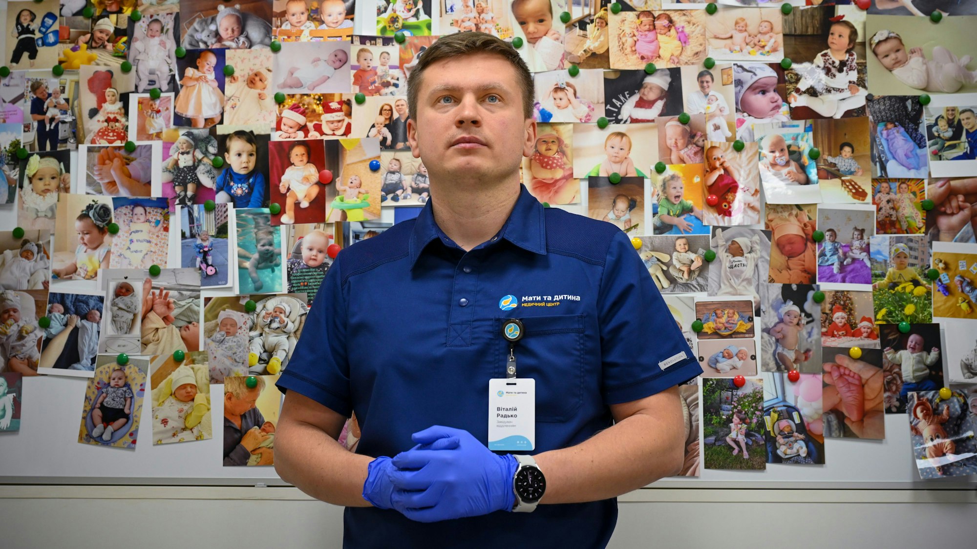 Der Gynäkologe Witali Radko posiert vor „seinen Kindern“. Er hat mehr als 1000 Paaren geholfen, ein Kind zu bekommen.