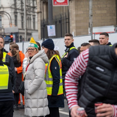 Stadtdirektorin Andrea Blome steht an Weiberfastnacht zusammen mit Mitarbeitenden des Ordnungsamts im Kwartier Latäng.