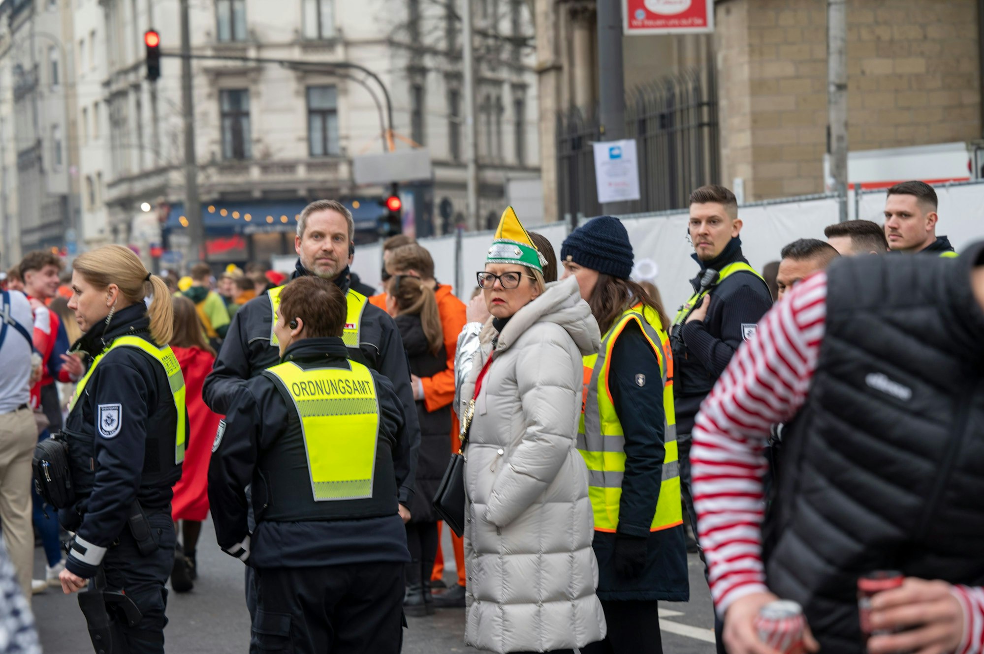 Stadtdirektorin Andrea Blome steht an Weiberfastnacht zusammen mit Mitarbeitenden des Ordnungsamts im Kwartier Latäng.