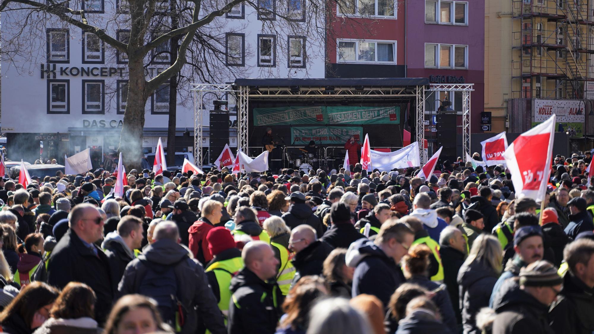 Menschenmenge vor einer Bühne auf dem Alter Markt