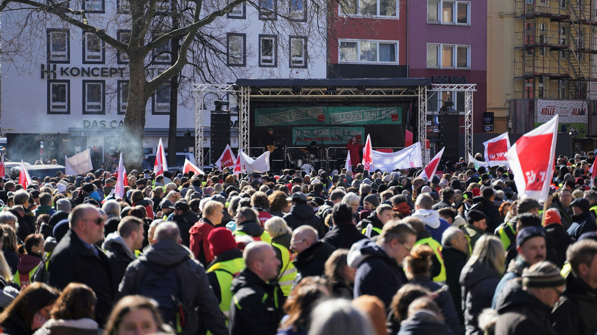 Menschenmenge vor einer Bühne auf dem Alter Markt