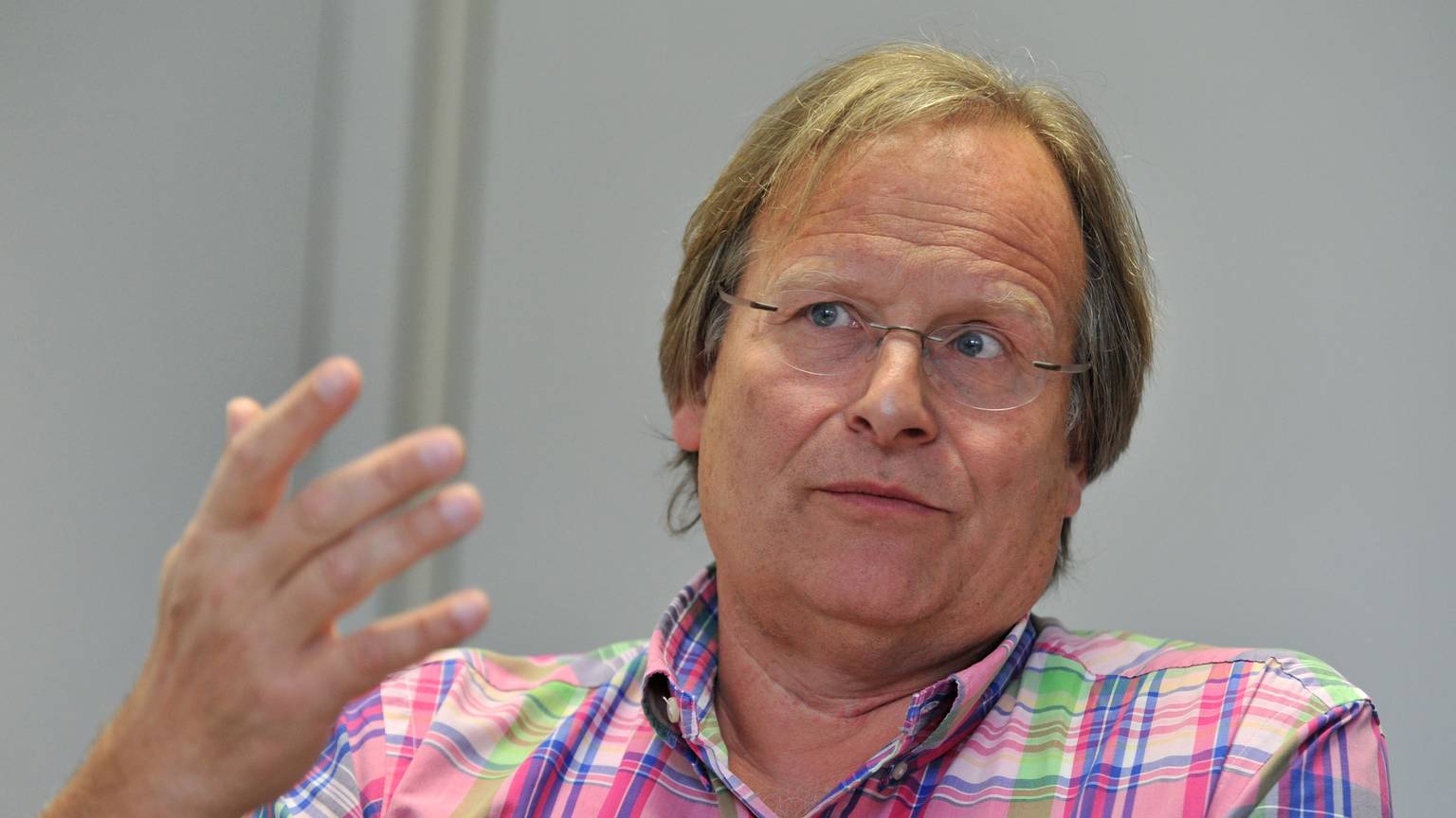 Dietrich Grönemeyer, Arzt und Lehrstuhlinhaber für Radiologie und Mikrotherapie an der Universität Witten/Herdecke, gestikuliert während eines Interviews mit der Nachrichtenagentur dpa in Frankfurt am Main (Foto vom 11.06.2012). Foto: Emily Wabitsch dpa/lhe (zu dpa 0028 vom 19.06.2012) ++ +++ dpa-Bildfunk +++