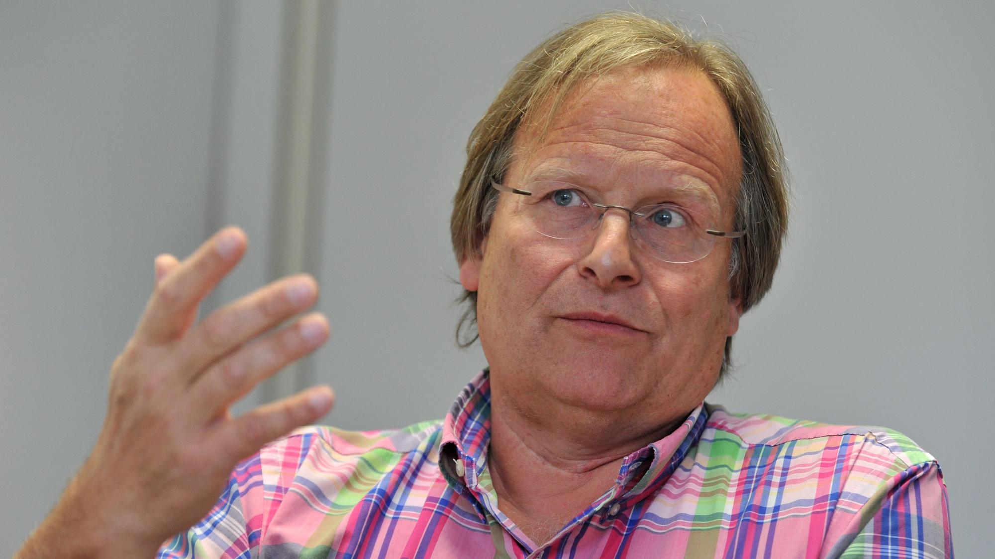 Dietrich Grönemeyer, Arzt und Lehrstuhlinhaber für Radiologie und Mikrotherapie an der Universität Witten/Herdecke, gestikuliert während eines Interviews mit der Nachrichtenagentur dpa in Frankfurt am Main (Foto vom 11.06.2012). Foto: Emily Wabitsch dpa/lhe (zu dpa 0028 vom 19.06.2012) ++ +++ dpa-Bildfunk +++