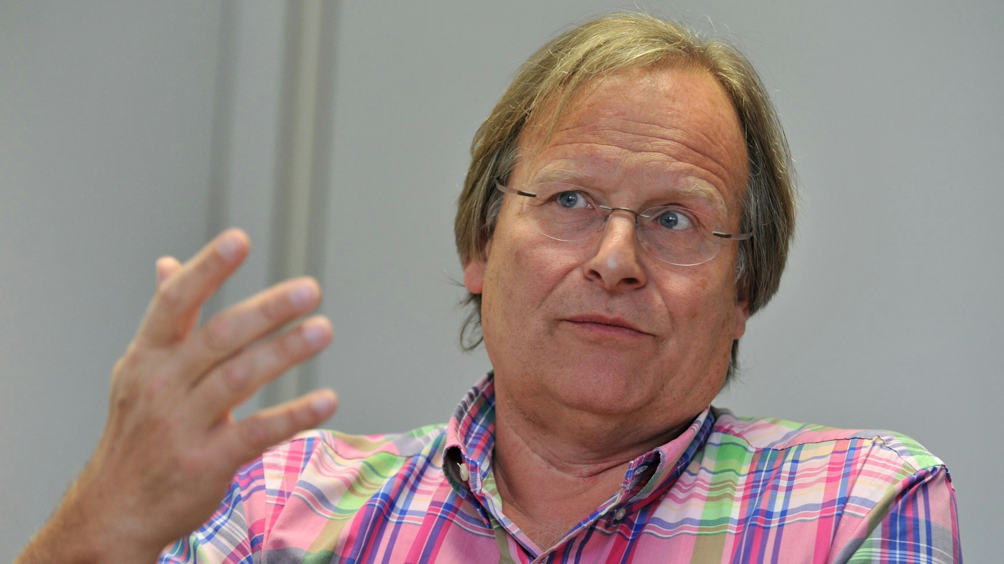 Dietrich Grönemeyer, Arzt und Lehrstuhlinhaber für Radiologie und Mikrotherapie an der Universität Witten/Herdecke, gestikuliert während eines Interviews mit der Nachrichtenagentur dpa in Frankfurt am Main (Foto vom 11.06.2012). Foto: Emily Wabitsch dpa/lhe (zu dpa 0028 vom 19.06.2012) ++ +++ dpa-Bildfunk +++
