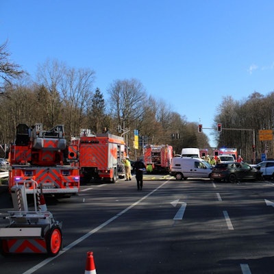 An der Unfallstelle stehen mehrere Feuerwehrleute und Einsatzwagen.