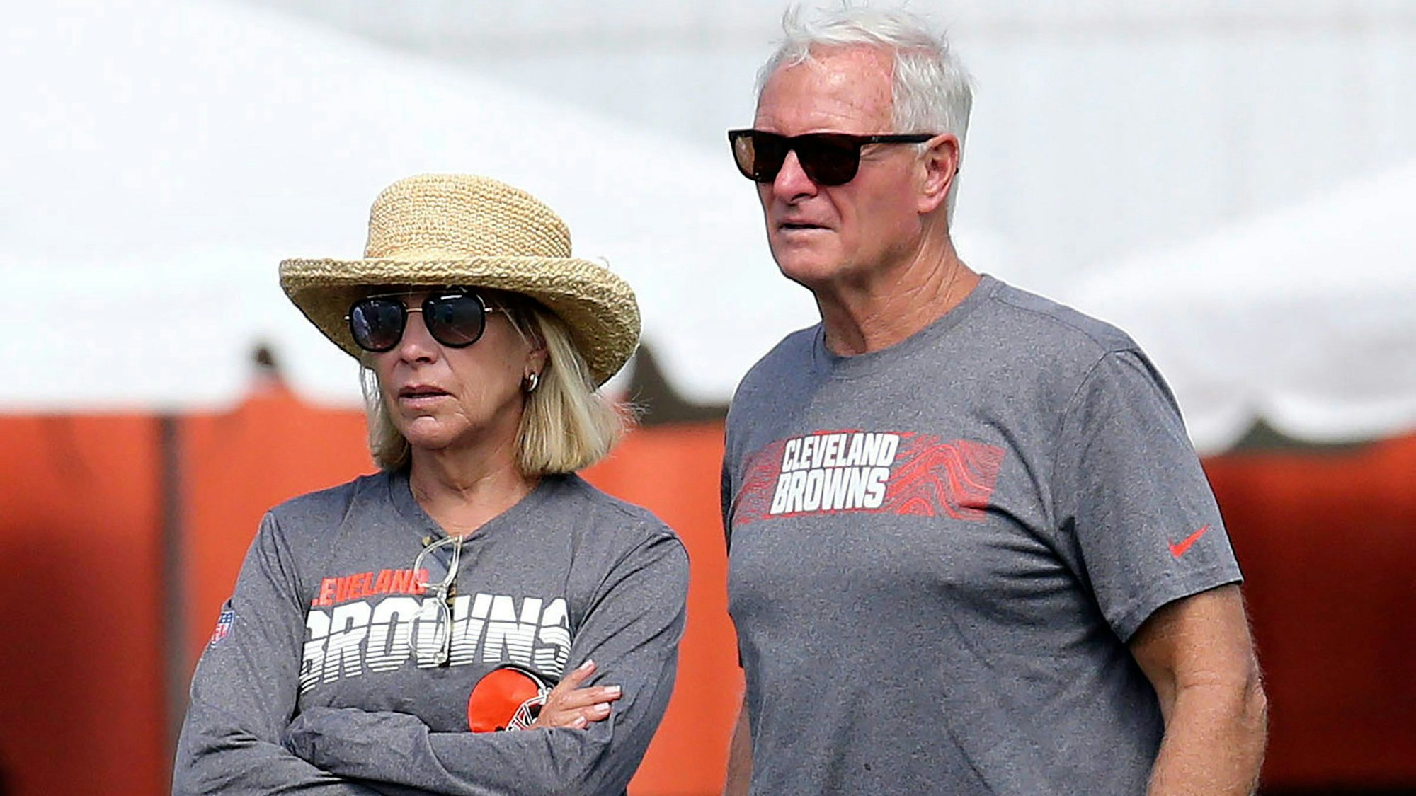 Dee (links im Bild) und Jimmy Haslam stehen vor einem Kauf der Milwaukee Bucks.