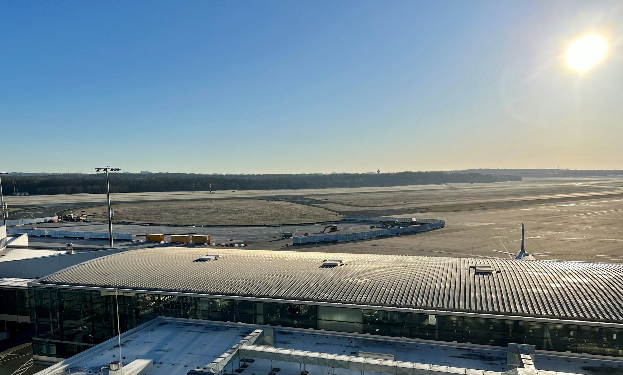 Verwaist ist die Start- und Landebahn am Flughafen Köln/Bonn.