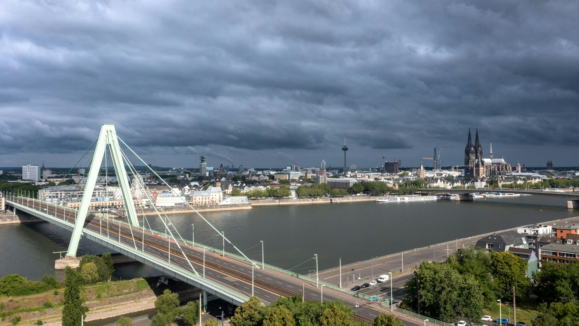 Blick auf die Severinsbrücke.