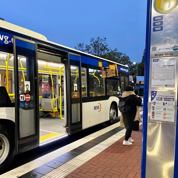 Auf dem Foto ist ein REVG-Linienbus an der Haltestelle in Brühl Mitte zu sehen.
