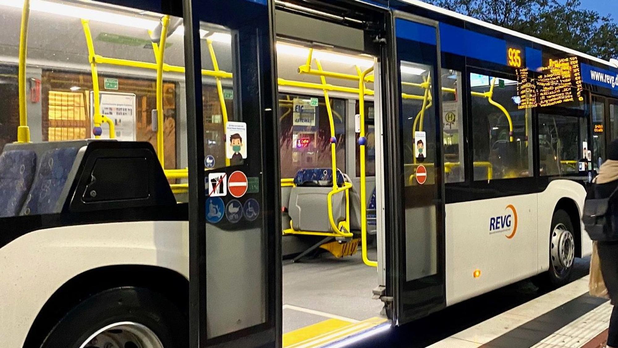 Das Foto zeigt einen Linienbus der REVG, die Türen sind geöffnet.
