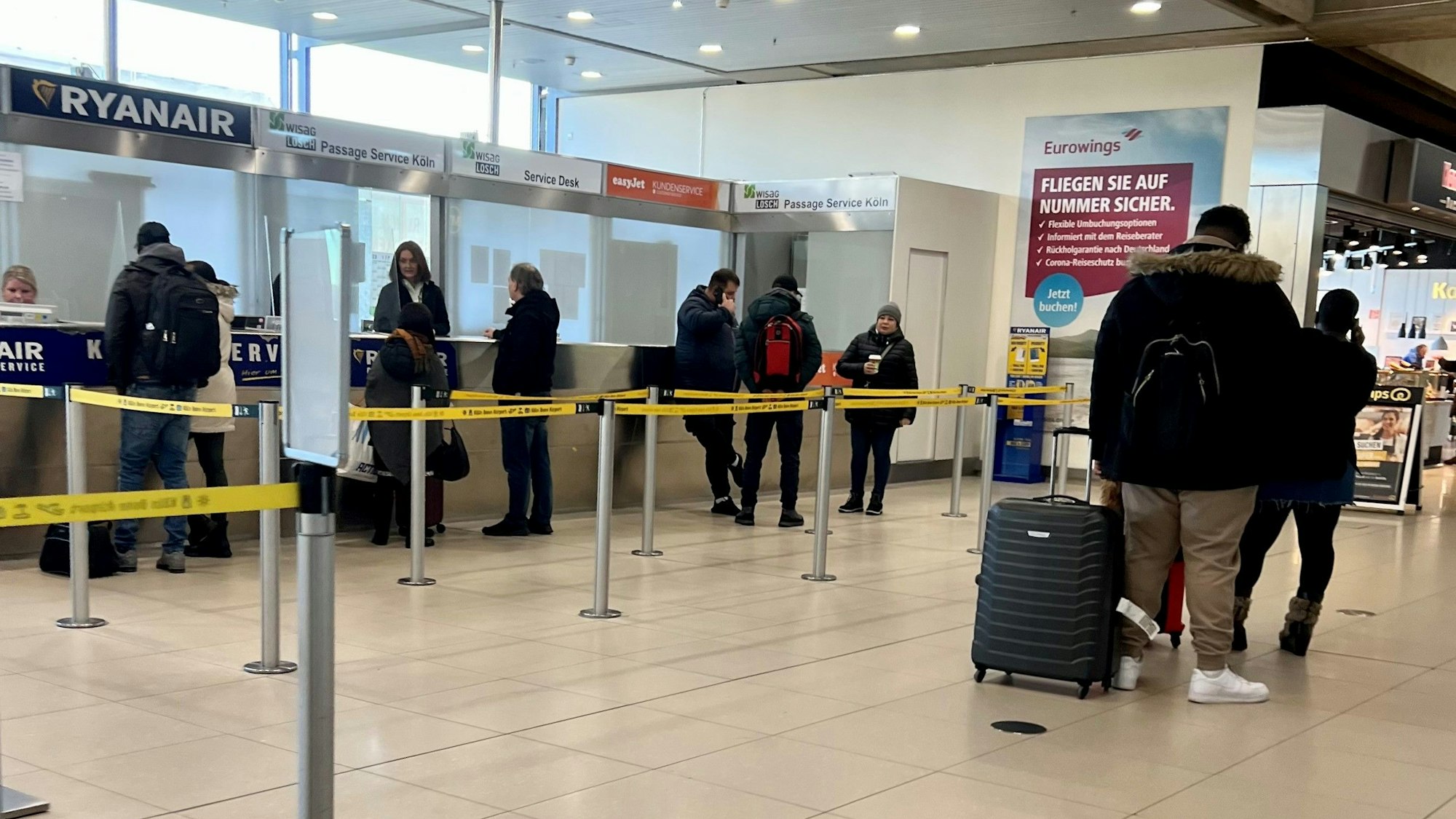 Nur wenige Reisende haben sich an den Flughafen verirrt und erkundigen sich an den Schaltern der Fluggesellschaften, wie es weitergeht.