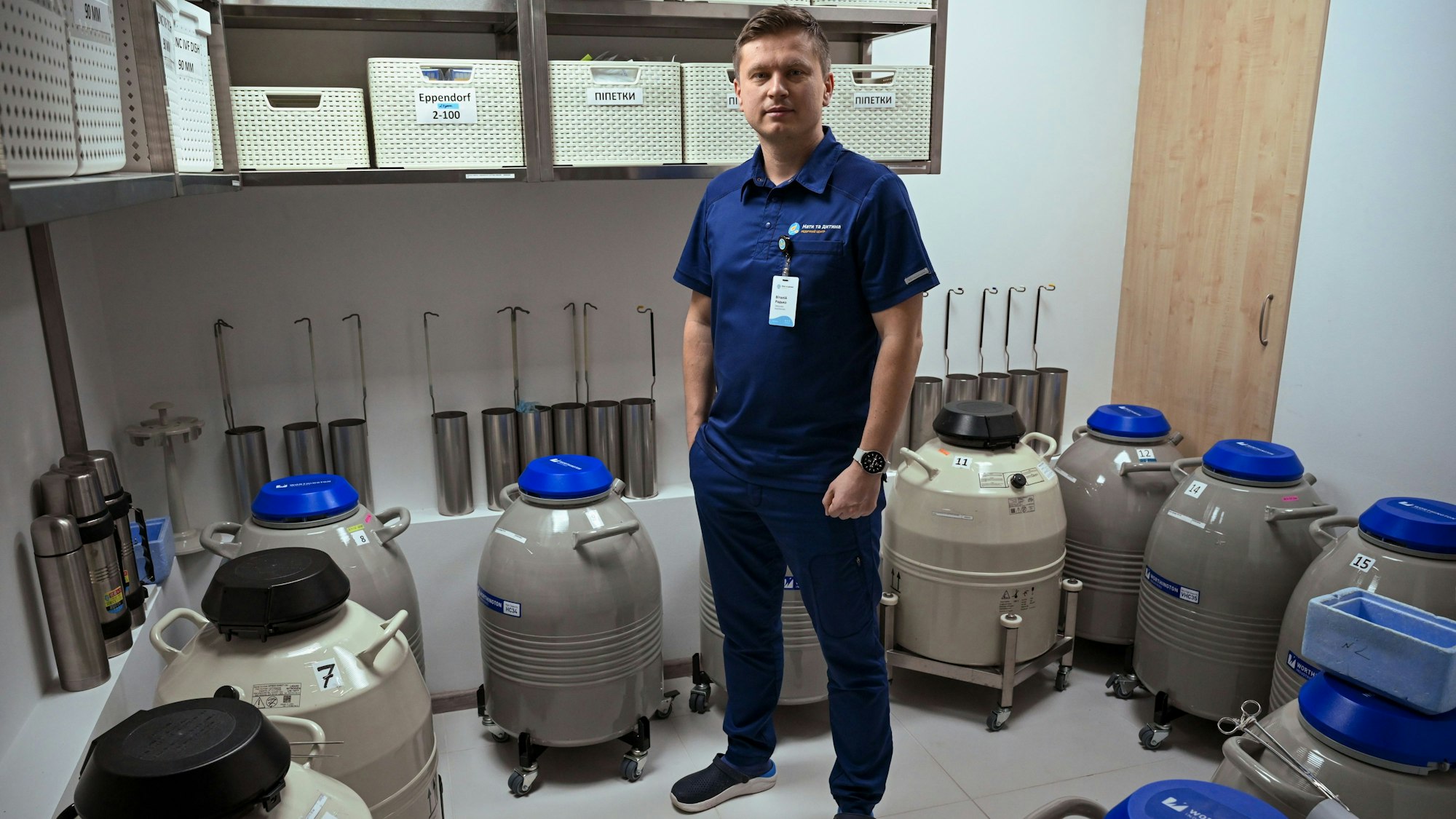 Witali Radko in der Spermienbank in seiner Klinik in Kiew.